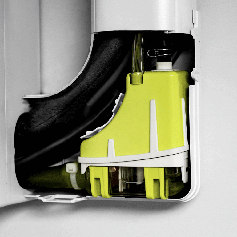 La pompe Mini Verte Silence+ s'installe dans le coude de la goulotte. Elle est parfaitement adaptée aux usages commerciaux et aux installations rénovées.